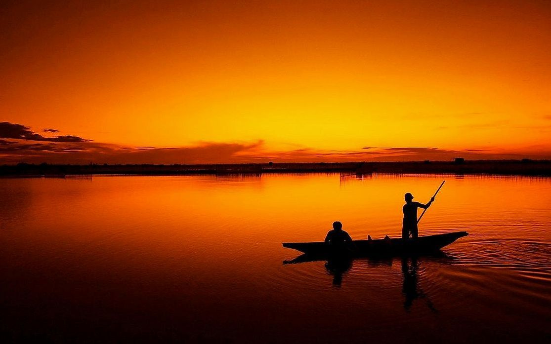A frente da base de passeios de barco, à beira do rio ao amanhecer