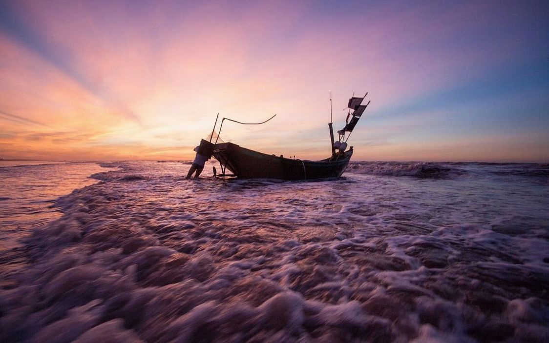 Uma cesta de equipamento de pesca tradicional na proa do barco